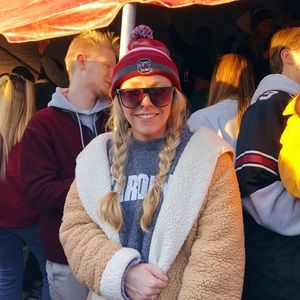 Meet your Posher, Caitlyn